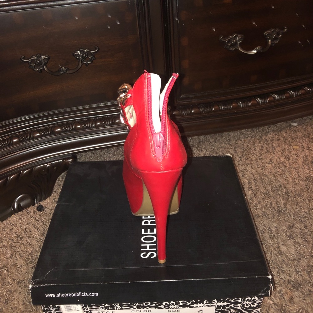 Red Heels - Picture 2 of 2